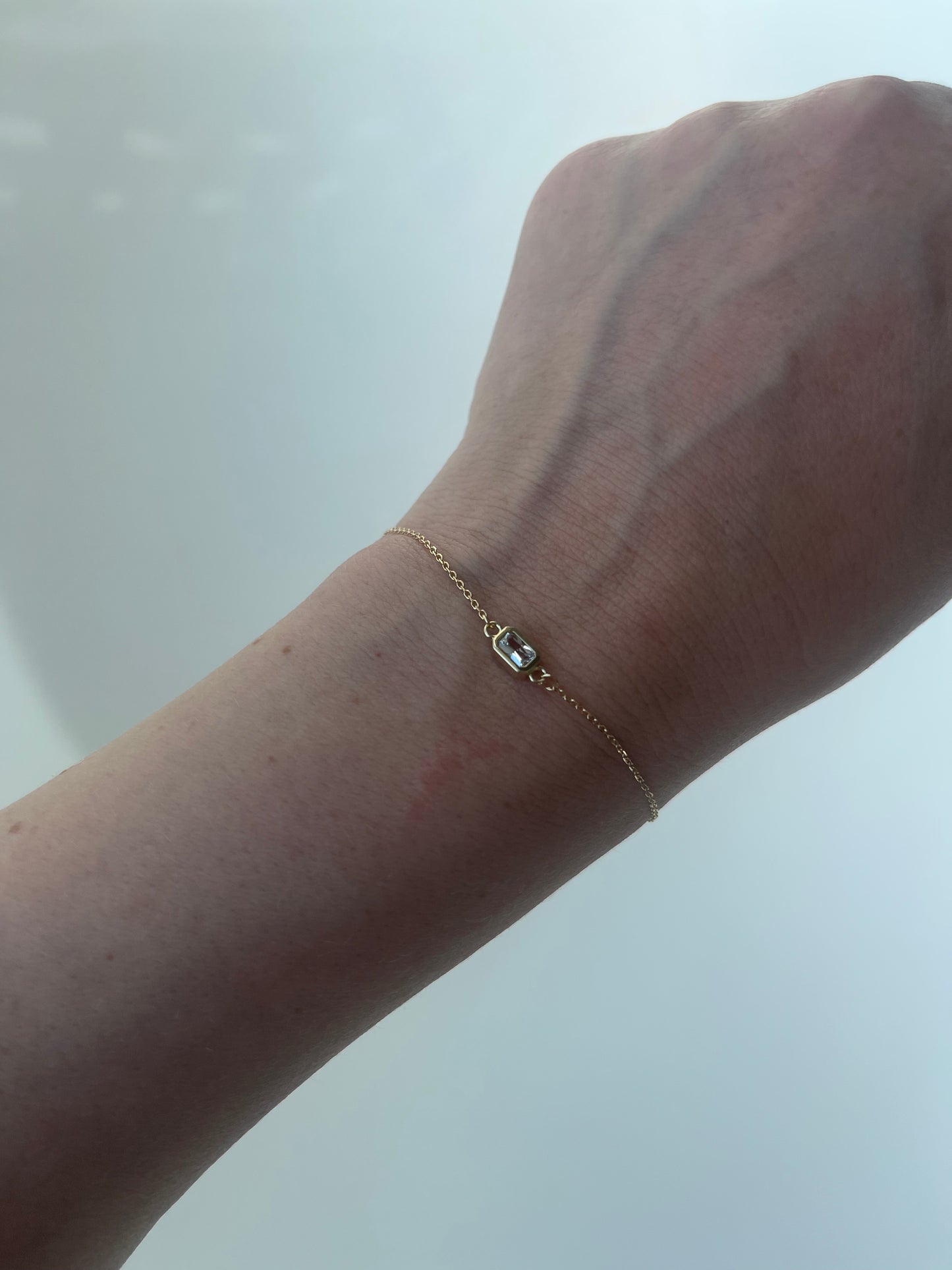 14k guld petit armbånd med hvid safir