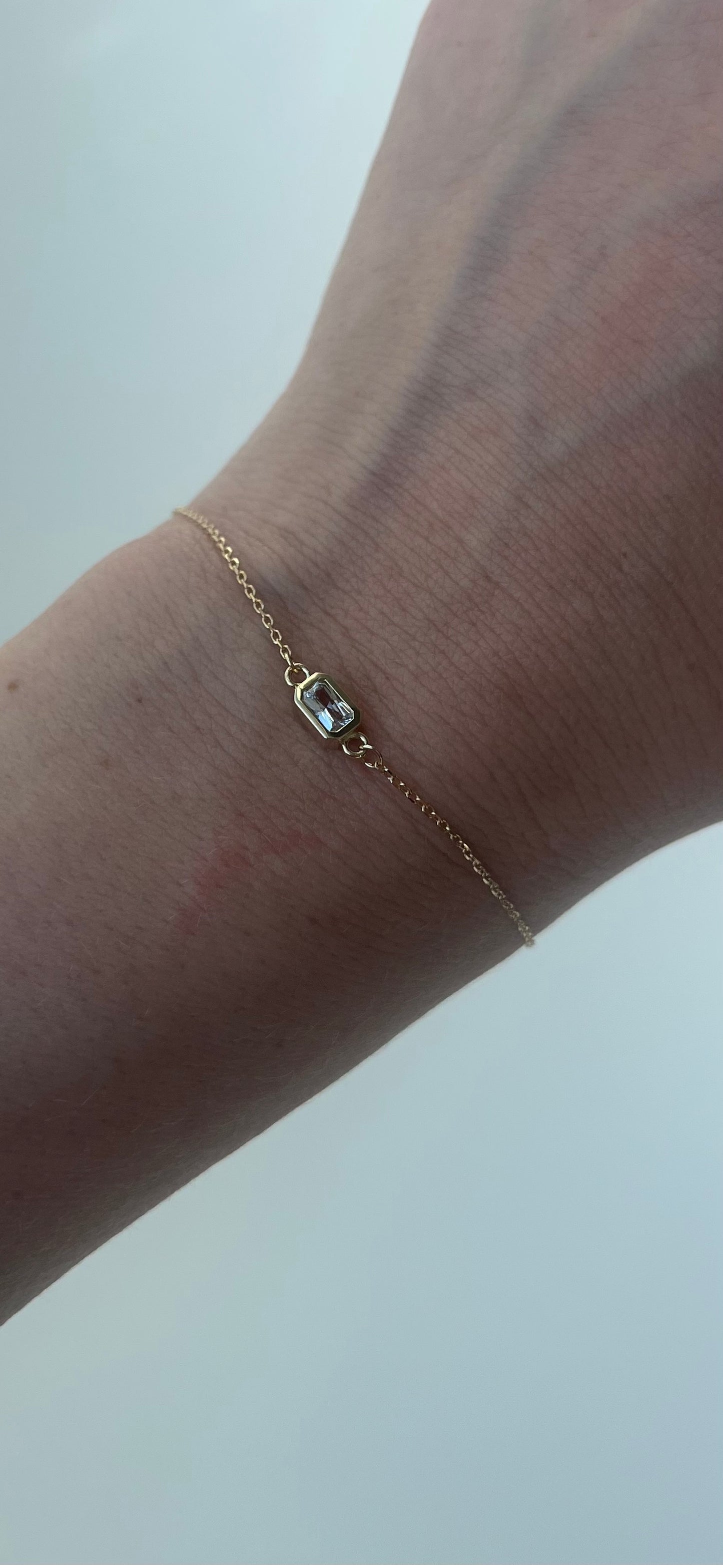 14k guld petit armbånd med hvid safir