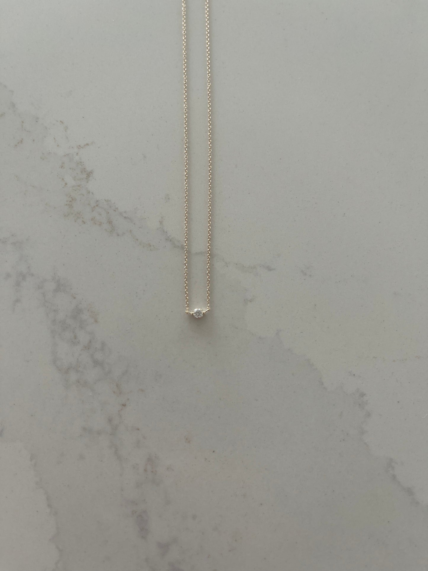 Halskæde i 14k guld med centreret diamant