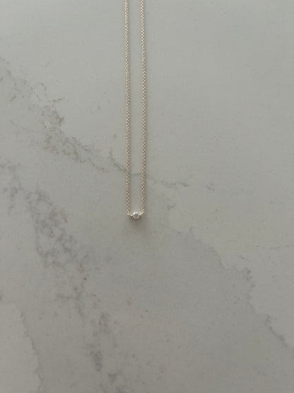 Halskæde i 14k guld med centreret diamant