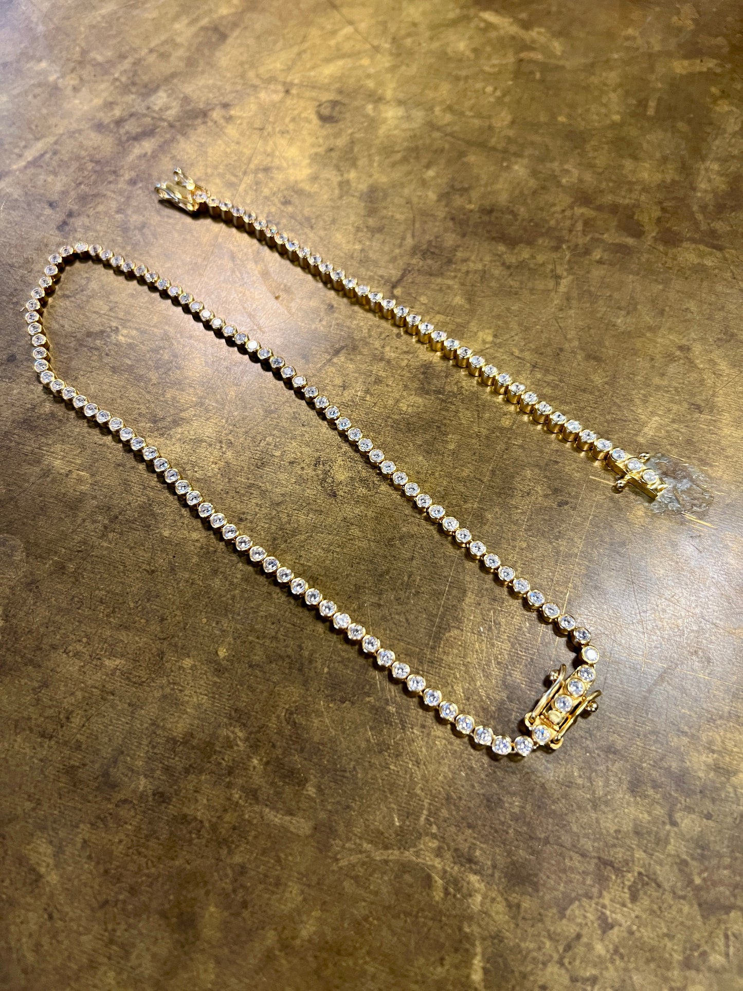 Tennishalskæde Bezel - eksklusivt design med Moissanite ædelsten