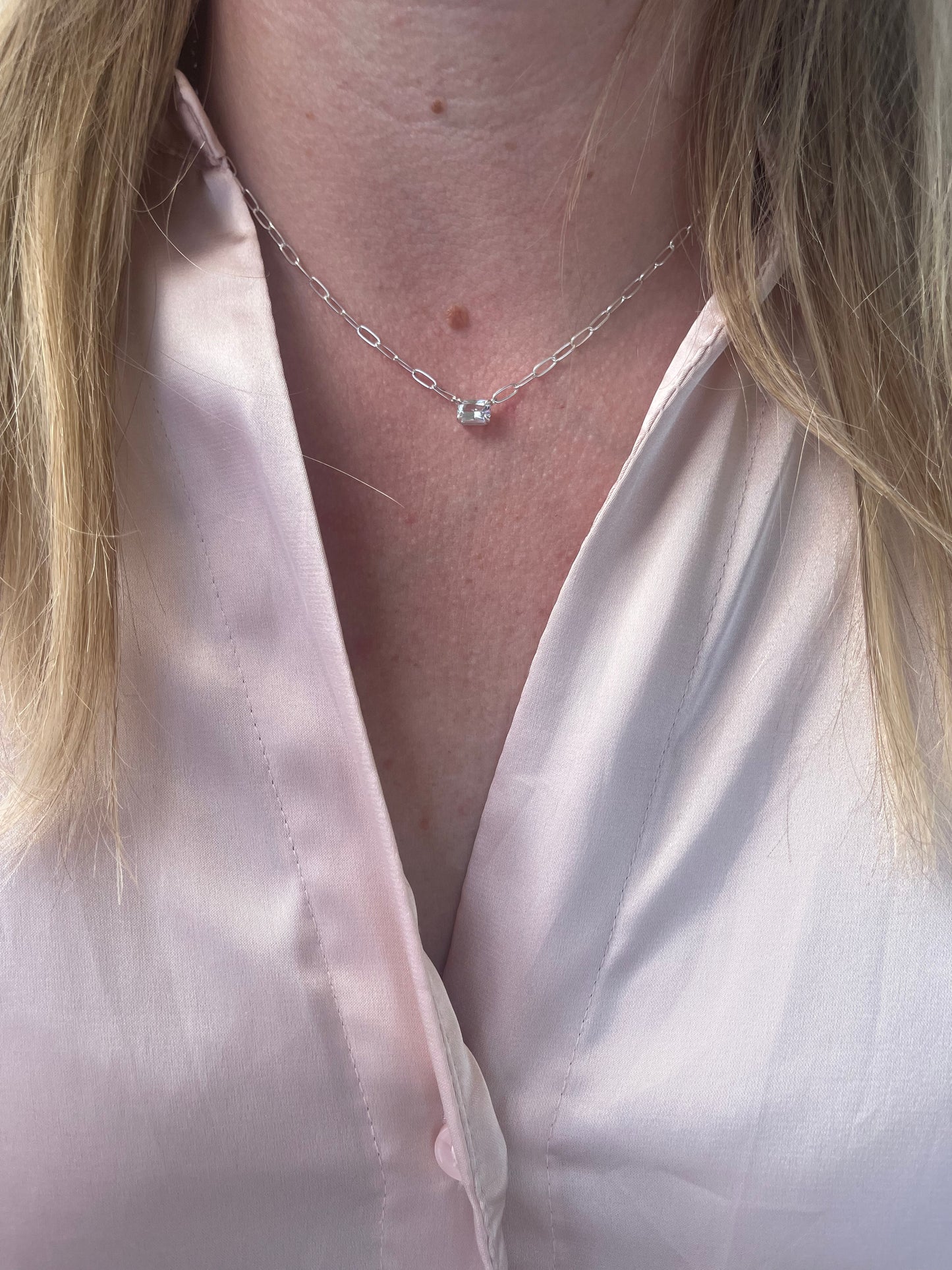 Solitaire sterling sølv halskæde med naturlig hvid safir