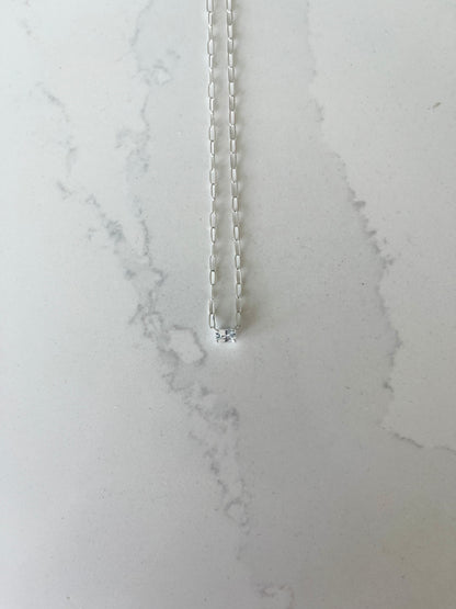 Solitaire sterling sølv halskæde med naturlig hvid safir