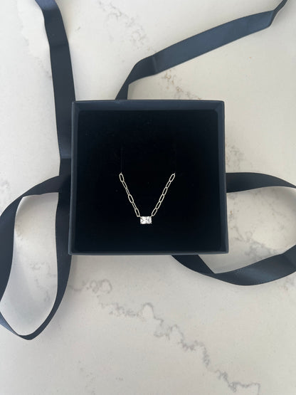 Solitaire sterling sølv halskæde med naturlig hvid safir