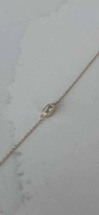 14k guld petit armbånd med hvid safir