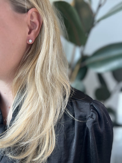 Klassisk solitaire ørering i 14kt guld med diamanter
